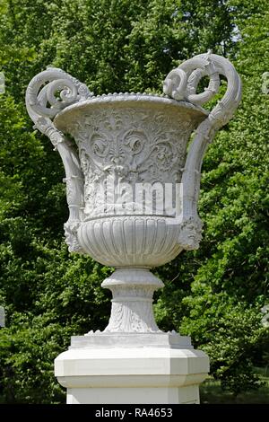 Ziervase im Schlosspark, Schloss Ludwigslust, Mecklenburg-Vorpommern, Deutschland Stockfoto