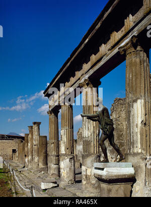 Italien. Pompeji. Tempel des Apollo. Architektonische Details der Kolonnade und Bronzestatue des Apollo (Kopie des Apollo Saettante). Kult ist seit dem 6. Jahrhundert v. Chr. bezeugt. Das Heiligtum stellt die Erscheinung, dass es nach errichtet im 2. Jahrhundert v. Chr. hatte. Eine weitere Rekonstruktion notwendig war, um die Schäden zu reparieren, weil der Erdbeben im 62. Kampanien. Stockfoto