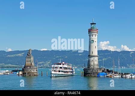 Passagierschiff Hafeneinfahrt mit Leuchtturm im Hafen, Lindau, Bodensee, Bayern, Deutschland Stockfoto