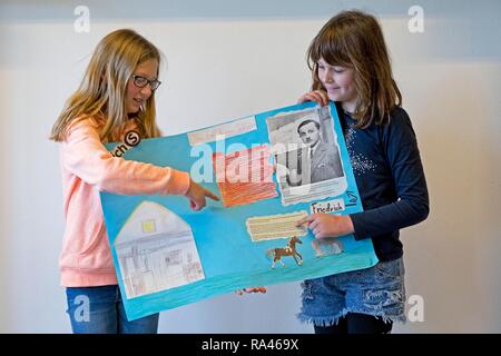 Zwei Studierende mit Poster Präsentation, Grundschule, Niedersachsen, Deutschland Stockfoto