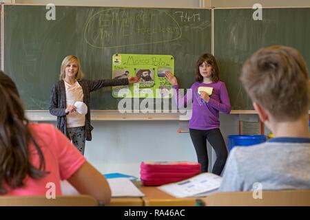 Studenten, die eine Präsentation über Marco Polo, Grundschule, Niedersachsen, Deutschland Stockfoto