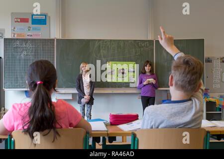 Studenten, die eine Präsentation über Marco Polo, Grundschule, Niedersachsen, Deutschland Stockfoto