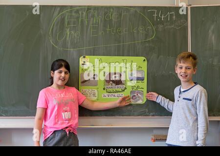 Studenten, die eine Präsentation über Marco Polo, Grundschule, Niedersachsen, Deutschland Stockfoto