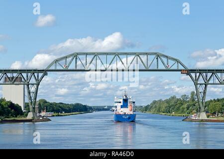 Frachtschiff unter der Eisenbahnbrücke Hochdonn, Nord-Ostsee-Kanal, Schleswig-Holstein, Deutschland Stockfoto