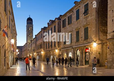 Main Street, Placa oder Stradun, mit Franziskanerkloster, Dämmerung, Altstadt, Dubrovnik, Kroatien Stockfoto