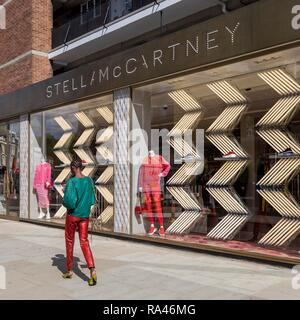 Shop von Modedesignerin Stella Mc Cartney, Kensington, London, Vereinigtes Königreich Stockfoto