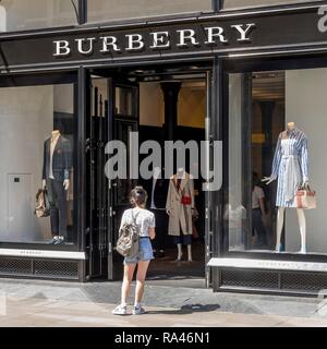 Frau vor Clothing Store Burberry, London, Vereinigtes Königreich Stockfoto