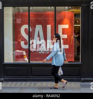 Passanten vor Verkauf, Verkauf, Oxford Street, London, Vereinigtes Königreich Stockfoto