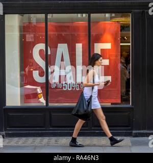 Passanten vor Verkauf, Verkauf, Oxford Street, London, Vereinigtes Königreich Stockfoto