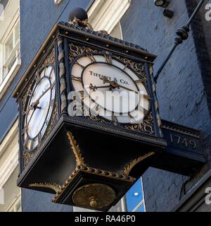 Alte Uhr auf der Fassade, Tiffany Schmuck Shop, London, Vereinigtes Königreich Stockfoto