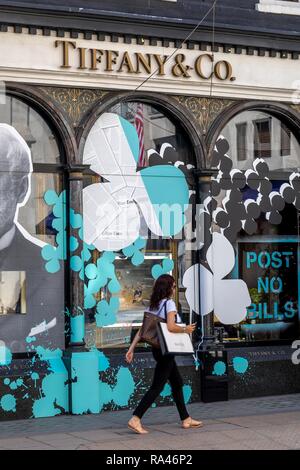 Passanten vor Tiffany Schmuck Shop, London, Großbritannien Stockfoto