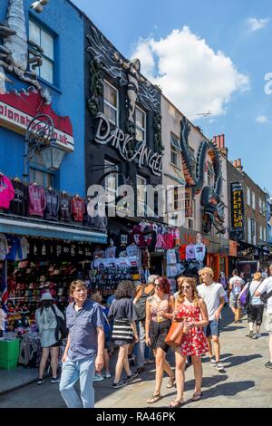 Geschäfte an der Camden High Street, Camden Market, Camden, London, Vereinigtes Königreich Stockfoto