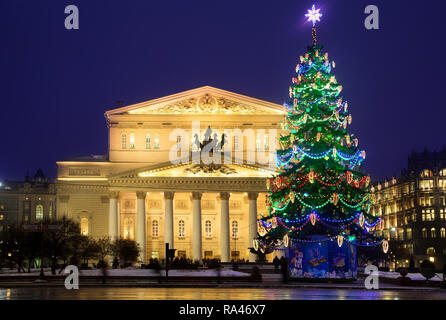 Blick auf das Staatliche Akademische Bolschoi Theater Oper und Ballett und der Weihnachtsbaum am Theaterplatz in Moskau, Russland Stockfoto