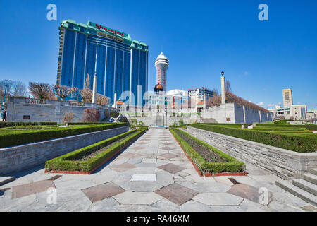 Niagara, Ontario-27 April 2018: Niagara City Downtown und hotel zone mit Blick auf einen malerischen Niagara Wasserfälle Stockfoto