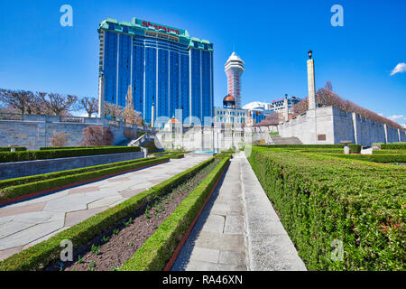 Niagara, Ontario-27 April 2018: Niagara City Downtown und hotel zone mit Blick auf einen malerischen Niagara Wasserfälle Stockfoto