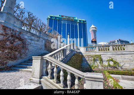 Niagara, Ontario-27 April 2018: Niagara City Downtown und hotel zone mit Blick auf einen malerischen Niagara Wasserfälle Stockfoto