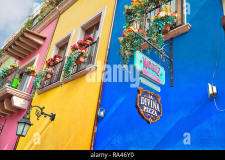 Monterrey, Mexiko - 9 Dezember, 2018: Bunte historische Gebäude im Zentrum der Altstadt (Barrio Antiguo) zu einer Hauptreisezeit Stockfoto