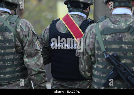 Bukarest, Rumänien - Dezember 1, 2018: Details mit dem einheitlichen und Flagge der rumänischen Militär Polizei Soldaten teil an der rumänischen nationalen Tag Stockfoto