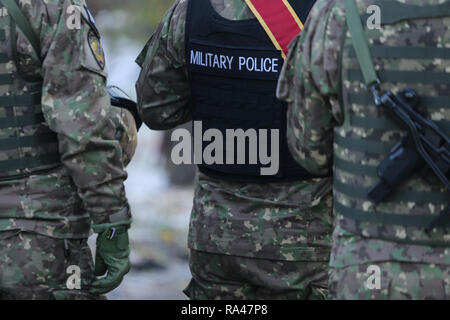 Bukarest, Rumänien - Dezember 1, 2018: Details mit dem einheitlichen und Flagge der rumänischen Militär Polizei Soldaten teil an der rumänischen nationalen Tag Stockfoto