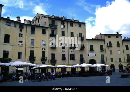 Die Piazza Anfiteatro, Lucca, Italien Stockfoto