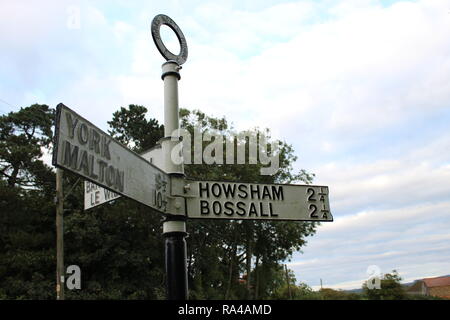 Finger post Road Sign Entfernungen angezeigt zu nahe gelegenen Städten im malerischen Dorf Harton, North Yorkshire, England Stockfoto