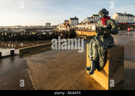 Angeln Denkmal in Bridlington Hafen von Frau fishnets Instandsetzung Stockfoto