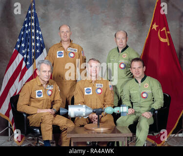 (März 1975) - - - Diese fünf Männer bilden die zwei besten Mannschaften der gemeinsamen Usa-UDSSR Apollo-Soyuz Test Projekt (Astp) docking Mission in der Erdumlaufbahn für Juli 1975 geplant. Sie sind Astronaut Thomas P. Stafford (stehend von links), Kommandant der amerikanischen Besatzung; Kosmonaut Alexei A. Leonov (stehend Rechts), Befehlshaber der Sowjetischen Besatzung; Astronauten Donald K. Slayton (Links sitzend), Docking Modul Pilot der amerikanischen Besatzung; astronaut Vance D. Marke (sitzend Mitte), Befehl Modul Pilot der amerikanischen Besatzung; und kosmonaut Walerij N. Kubassow (rechts sitzend), Ingenieur auf der Sowjetischen c Stockfoto