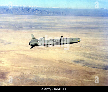 1979 - Ansicht von rechts eines AGM-86 Cruise Missile-gestartet (ALCM) im Flug. Stockfoto