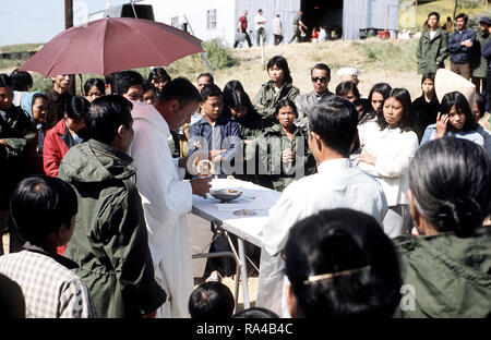 1975 - Im Freien werden Gottesdienste für vietnamesische Flüchtlinge auf eine temporäre Wohnanlage in Camp Pendleton vorgeformte Stockfoto