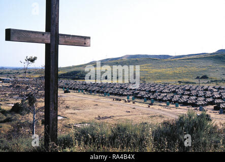 Ein Blick auf die Zelte errichtet an einem Der temporäre Wohnmöglichkeiten für vietnamesische Flüchtlinge. Im Vordergrund ist ein großes hölzernes Kreuz markiert den Ort der ersten christlichen Mission in Kalifornien. Stockfoto