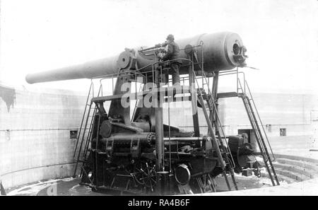 Allgemeine Ansicht linke Seite mit Gewehr im Anschlag. 1910-1920 Stockfoto