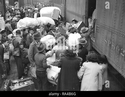 Los Angeles, Kalifornien. Umsiedler von japanischen Vorfahren einkuppeln für Manzanar, California, 250 Meilen entfernt, wo Sie befinden sich nun in einem Krieg Relocation Authority center April 1942 untergebracht Stockfoto