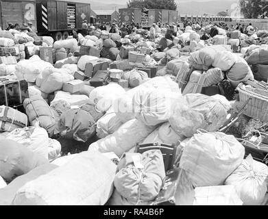 Salinas, Kalifornien. Gepäck vom Umsiedler von japanischen Vorfahren an der Sammelstelle vor einem Krieg, Relocation Authroity Center 3/31/1942 Transfer Stockfoto