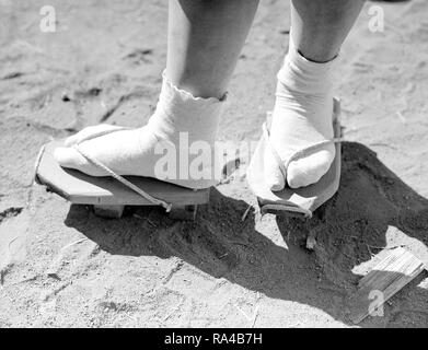 Manzanar Relocation Center, Manzanar, Kalifornien. In der Nähe von Geta, Stelzenläufer - wie Sandalen, die besonders in Staub 4/2/1942 nützlich sind Stockfoto