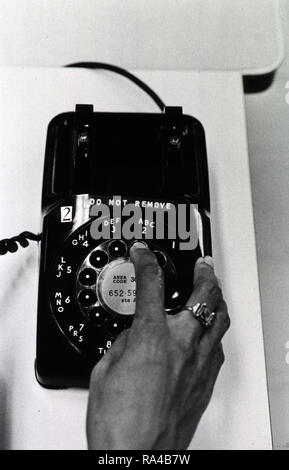 Mit einem Drehschalter Telefon auf den Mainframe Computer anschließen kann. 1975 Stockfoto