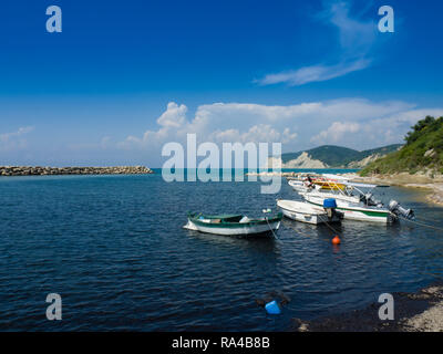 Vergnügen Boote aus Kassiopi Beach auf der griechischen Insel Korfu in Griechenland. Stockfoto