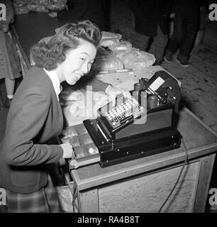 Tule Lake Relocation Center, Newell, Kalifornien. Margaret Ito, Kassierer 1/29/1943 Stockfoto