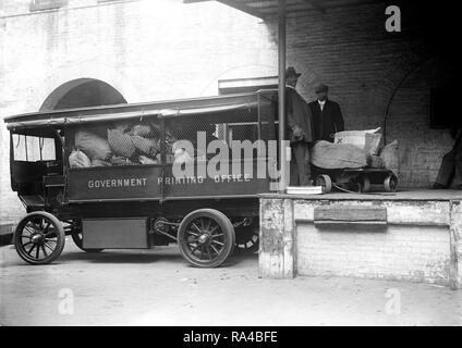 Government Printing Office Lkw und der Arbeitnehmer kann. 1912 Stockfoto