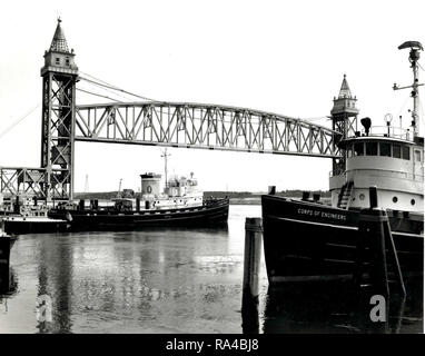 Dieses Foto zeigt die Armee Korps Schlepper auf Cape Cod Canal, in der Nähe des Cape Cod Canal Railroad Bridge. Stockfoto