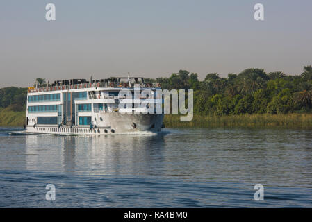 Große luxuriöse traditionelle ägyptische River Cruise Yacht segeln auf dem Nil mit Reflektion Stockfoto