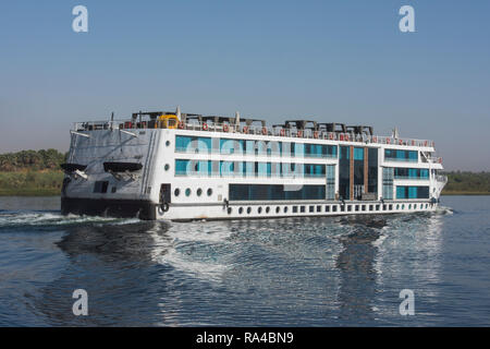 Große luxuriöse traditionelle ägyptische River Cruise Yacht segeln auf dem Nil mit Reflektion Stockfoto