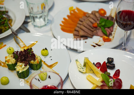 Catering-Dienstleistungen-Hintergrund mit Snacks und Speisen im restaurant Stockfoto