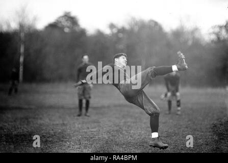 Der Georgetown University gegen Virginia College Football Spiel, Spieler hier gesehen ist vielleicht QB Harry Costello (dies könnte ein Warm up oder einem anderen Player, ein Kicker) Ca. 1912 Stockfoto