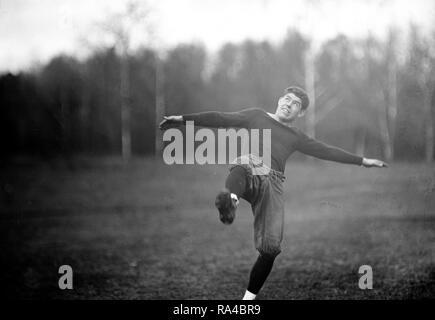 Der Georgetown University gegen Virginia College Football Spiel, Spieler hier gesehen ist vielleicht QB Harry Costello (dies könnte ein Warm up oder einem anderen Player, ein Kicker) Ca. 1912 Stockfoto