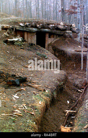 Dieser muslimischen Bunker in der Nähe von Opasici, Bosnien, in der Zone der Trennung, wird festgelegt, während der Operation JOINT ENDEAVOUR abgerissen werden. Stockfoto