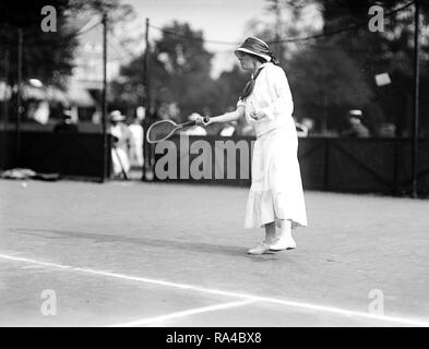 Miss Eva Baker Tennis spielen an einem Turnier in 1912 Stockfoto