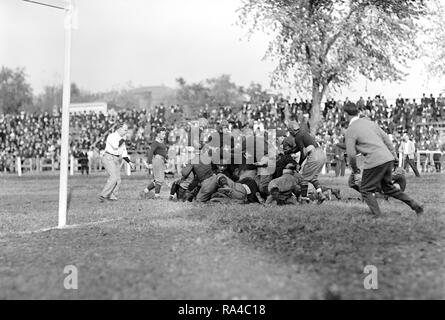 Historische College Football Games: Georgetown University gegen Carlisle Ca. 1912 Aktion Foto Stockfoto