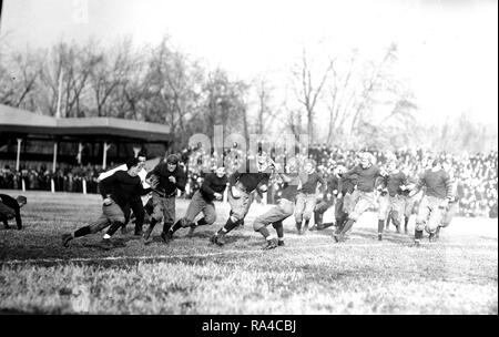 Harry Costello led Georgetown Hoyas College Football Team gegen Virginia Ca. 1912 Stockfoto