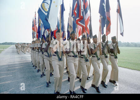 1977-A Color Guard der US Army Rekruten Märsche in der Ausbildung. Stockfoto