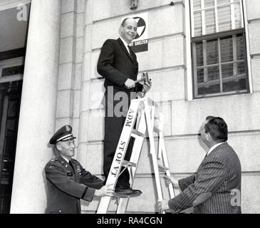 Vermont Governor F. Ray Keyser, Jr. hängt Fallout Shelter unterzeichnen, Montpelier, Vermont 11/8/1962 Stockfoto